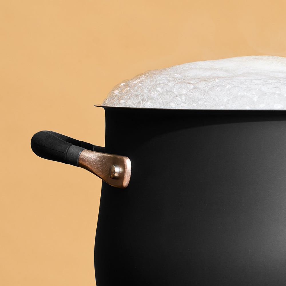 Accent The Stainless Steel Stockpot with nice shape prevents boilovers